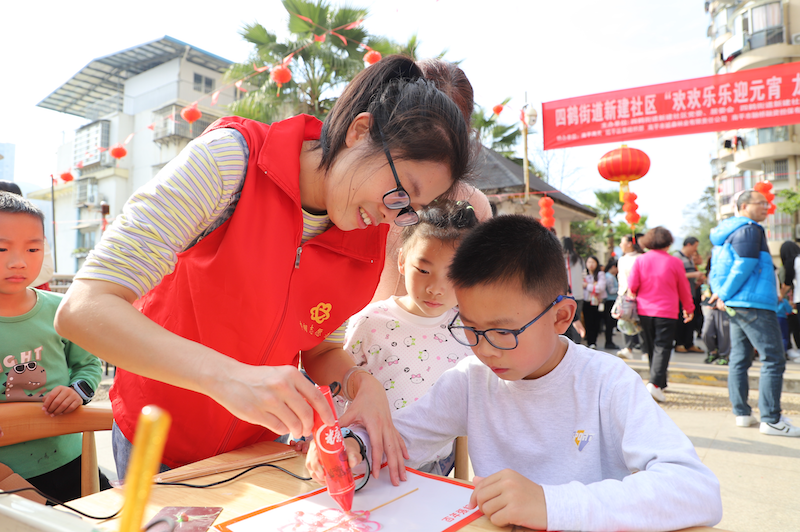 孩子們在志愿者的指導、家長的幫助下，從零開始，逐步完成了燈籠的各個部分。（四鶴街道洪志明  拍攝）1_副本.png